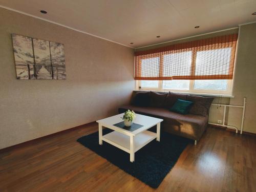キヴィオリにあるKotkapesa Apartmentのソファとテーブルのあるリビングルーム