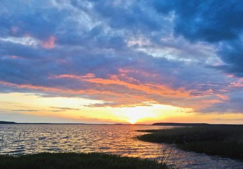 a sunset over a large body of water at Wohnwagen Warthe USE 1773 in Warthe