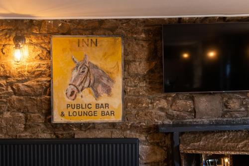 ein Bild eines Pferdes, das an einer Wand hängt in der Unterkunft The Smiddy Haugh in Auchterarder
