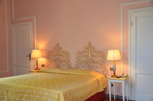 a bedroom with a bed and two lamps on two tables at Residence Michelangiolo in Florence