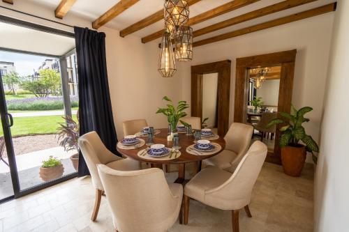 a dining room with a wooden table and chairs at Hermoso depto con alberca en el condo La Luminaria Casonas y Villas in San Miguel de Allende