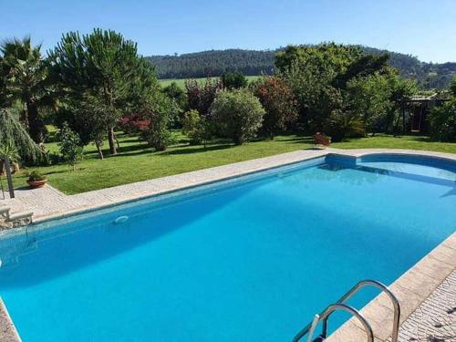 una grande piscina blu in un cortile di Villa Casa Brandao a Póvoa de Varzim