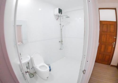 a bathroom with a toilet and a sink at Akiri Surf Residence in Thulusdhoo
