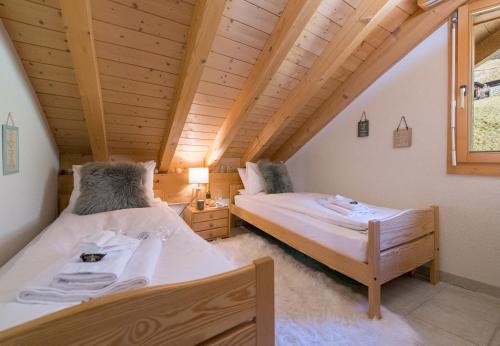 Un pat sau paturi într-o cameră la Chalet Rose Penthouse