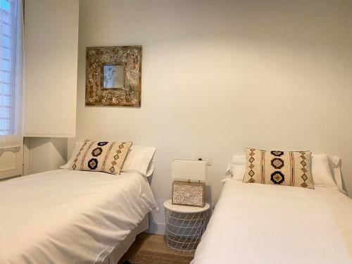 セビリアにあるHispalis Santa Catalinaのベッド2台が隣同士に設置された部屋です。