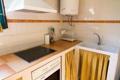 A kitchen or kitchenette at Apartamentos Rurales Mayorazgo