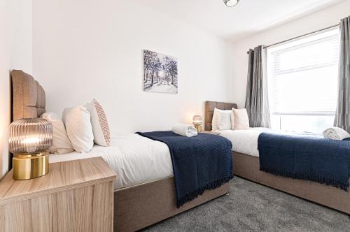 Säng eller sängar i ett rum på Caemawr Place - Stylish Home TV in Every Bedroom!