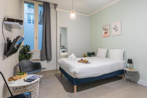 パリにあるApartments WS Louvre - Saint Honoréのベッドと椅子付きのホテルルーム