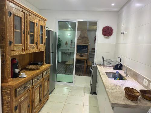 a large kitchen with a sink and a shower at Juquehy Casa para Famílias em condomínio in Juquei