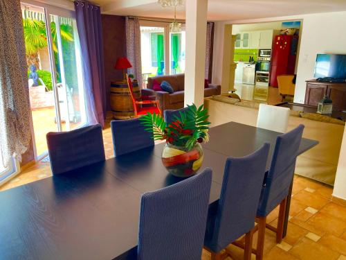 Χώρος καθιστικού στο Lilly bulles en Champagne piscine et jardin privée