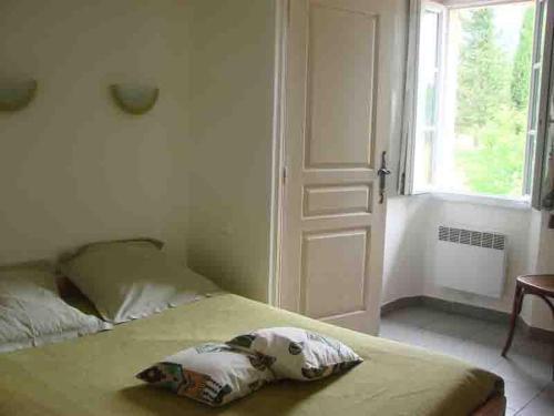 - une chambre avec un lit et un oreiller dans l'établissement Le Coq en Pâte, à La Roque-Esclapon