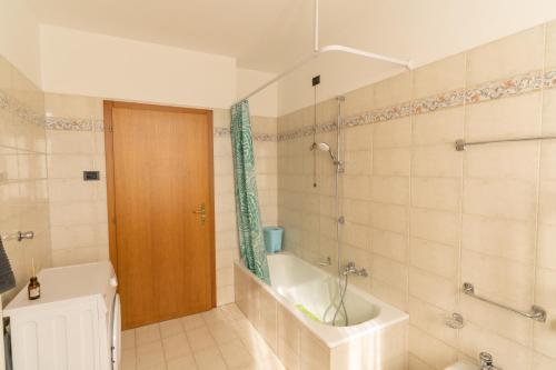a bathroom with a tub and a toilet and a shower at Casa Lena in Ledro