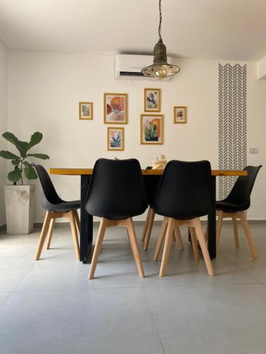 a dining room with a table and chairs at Urbandeptomza in Mendoza
