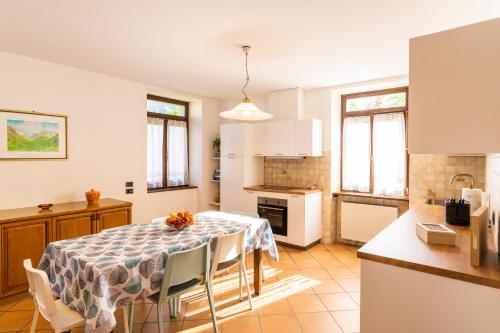 - une cuisine et une salle à manger avec une table et des chaises dans l'établissement Casa Lena, à Ledro