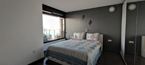 Un pat sau paturi într-o cameră la Waterfront Glass Flat