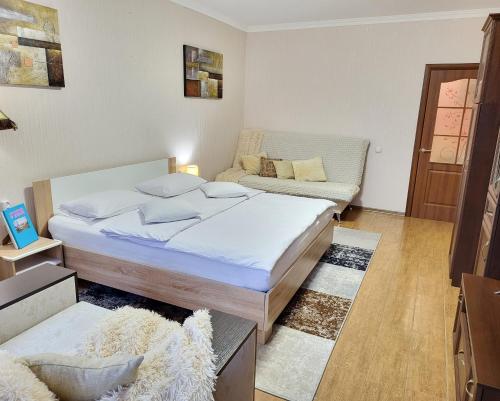 Tempat tidur dalam kamar di Apartment on Hryshka Street