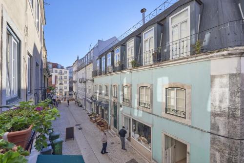 Amazing Terrace and Riverview in Historical Lisbon