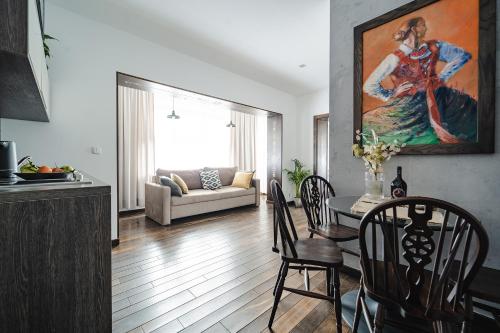 a kitchen and living room with a table and chairs at IJG Imperial Apartamenty Krupówki in Zakopane
