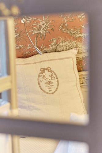 a pillow sitting on top of a shelf at Au Petit Manoir in Socx
