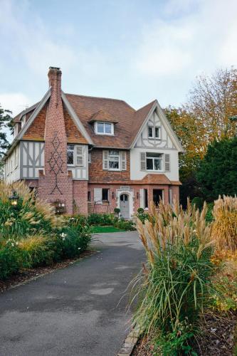 a large house with a driveway in front of it at Au Petit Manoir in Socx