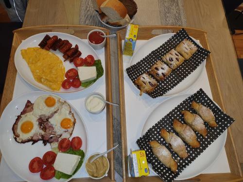 una mesa con platos de comida en una bandeja en Colorway Apartment, en Belgrado