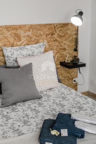- une chambre dotée d'un lit avec une couverture et des oreillers dans l'établissement Chic et reposant, en famille ou entre amis CLS Deauville, à Deauville
