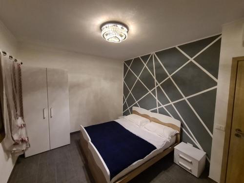 sypialnia z łóżkiem i ścianą w obiekcie Agriturismo Ca Novak Venezia w mieście Spinea