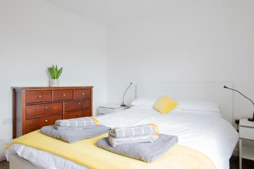 a bedroom with a white bed with towels on it at Modern, 2 Bdrm House with Parking Sleeps 6 Brighton Town Centre, North Laine in Brighton & Hove