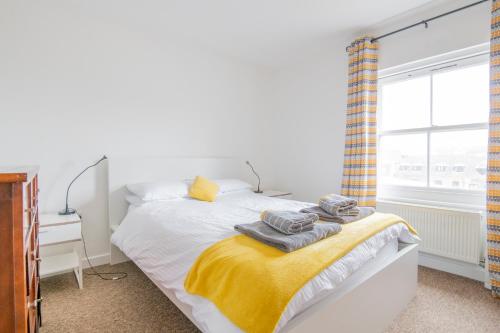a bedroom with a bed with towels on it at Modern, 2 Bdrm House with Parking Sleeps 6 Brighton Town Centre, North Laine in Brighton & Hove