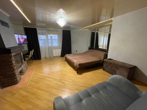 sala de estar con sofá y chimenea en LIKE HOTEL en Kolomiya