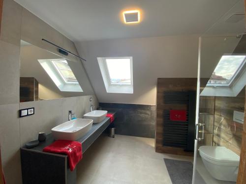 baño con 2 lavabos, aseo y tragaluces en Yes Dream apartment, en Jeseník