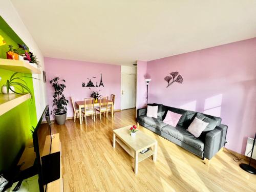 un salon avec un canapé et une table dans l'établissement La suite des fleurs Disneyland Paris, à Chessy