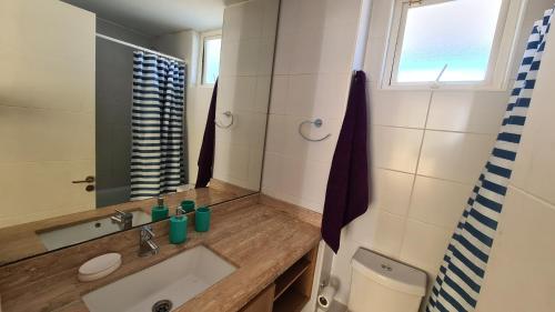 Koupelna v ubytování Laguna del mar La Serena. departamento