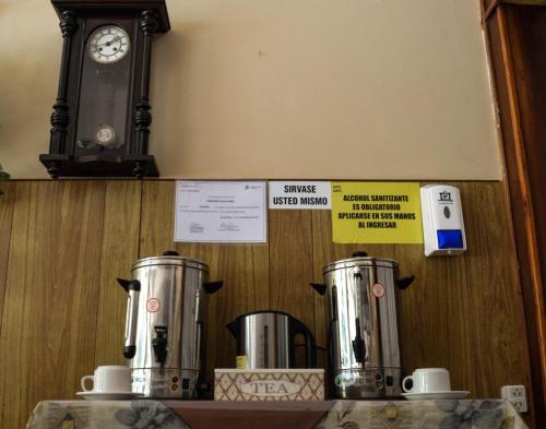 マル・デル・プラタにあるHotel Danteのカウンター(コーヒーメーカー2台、時計付)
