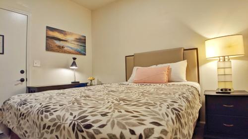 a bedroom with a large bed and a lamp at Anchor Pointe Inn in Wilmington