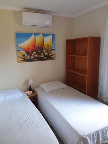 Pokój z dwoma łóżkami i obrazem na ścianie w obiekcie Sea View Dream Village w mieście Cumbuco