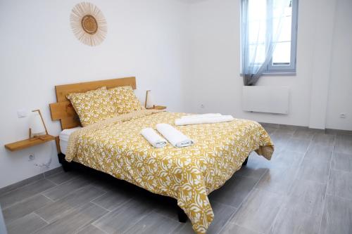 - une chambre avec un lit et 2 serviettes dans l'établissement #Sweet Moments By Eauz'Homes -WiFi-Netflix, à Eauze