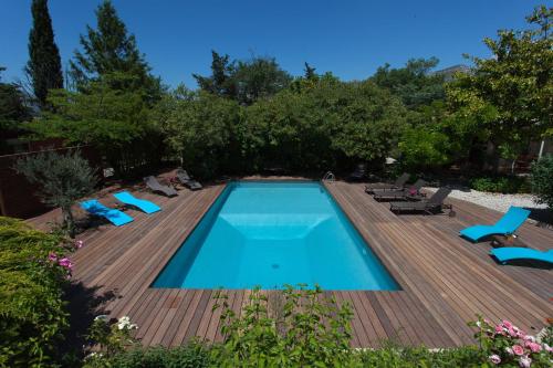 傑姆諾斯的住宿－馬斯樂德波唐旅館，一个带躺椅的木制甲板上的游泳池