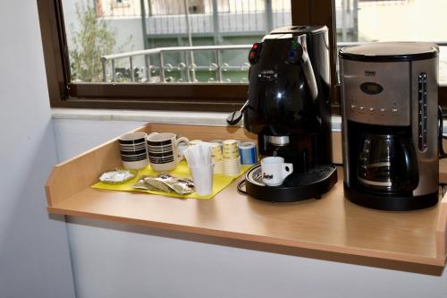Příslušenství pro přípravu čaje a kávy v ubytování Me & You Hostel