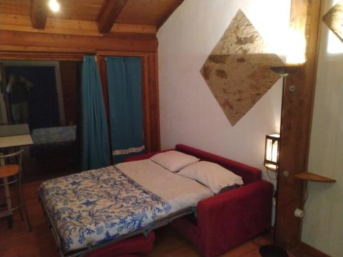 1 dormitorio pequeño con 1 cama en una habitación en La stanza in collina en Manta