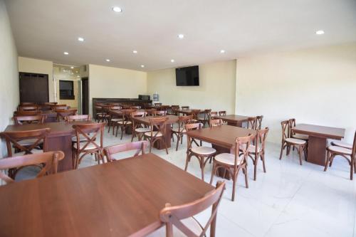 une salle à manger avec des tables et des chaises en bois dans l'établissement HOTEL MI HERMOSO DOLORES, à Dolores Hidalgo