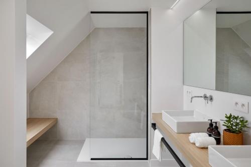a bathroom with a sink and a shower at DOS22 Vakantiewoning I De Haan Wenduine in Zuienkerke