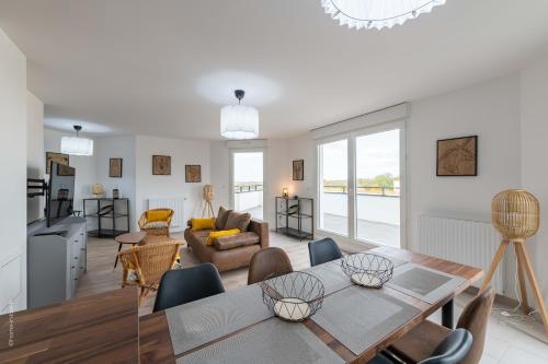 une cuisine et un salon avec une table et des chaises dans l'établissement Cocooning tower - Fairytale Factory, à Bussy-Saint-Georges