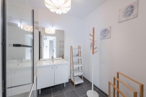 une salle de bain avec un lavabo, une douche et un miroir dans l'établissement Cocooning tower - Fairytale Factory, à Bussy-Saint-Georges