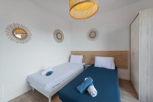 Cette chambre comprend 2 lits et un miroir mural. dans l'établissement Cocooning tower - Fairytale Factory, à Bussy-Saint-Georges