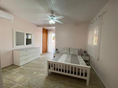 Postel nebo postele na pokoji v ubytování Villa avec piscine, vue sur mer, Rocher du Diamant