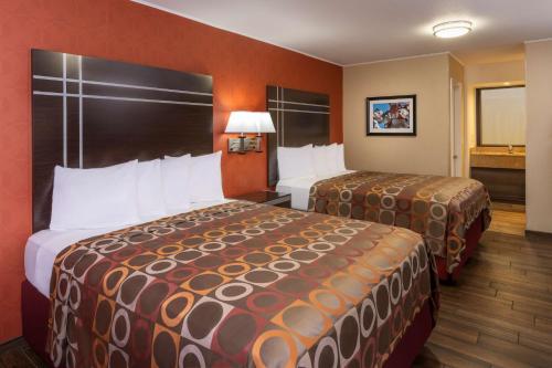 Tempat tidur dalam kamar di Best Western Plus Raffles Inn & Suites