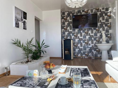Razgrad home في Razgrad: غرفة معيشة مع طاولة عليها طعام