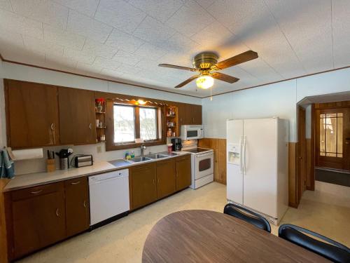 eine Küche mit Holzschränken und einem Deckenventilator in der Unterkunft The Cary Mine House in Hurley