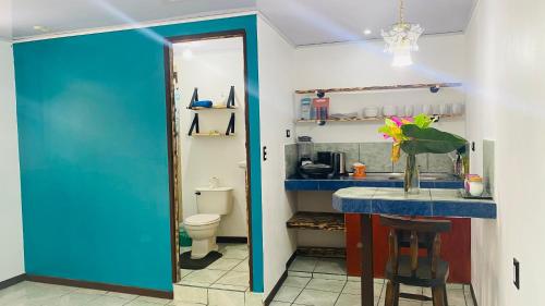 a bathroom with a blue counter and a toilet at Nomada's Digital in Manuel Antonio